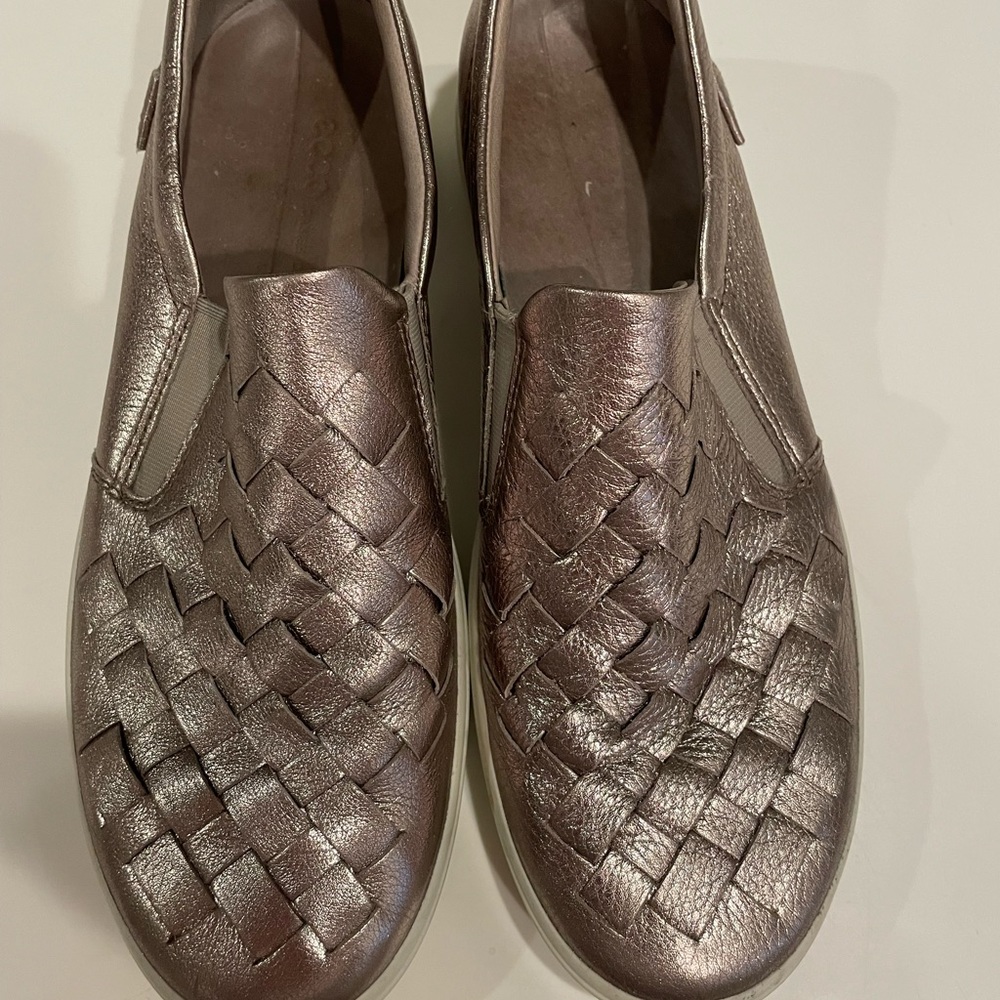 Ecco slip on shoes size 9 kind of a platinum color